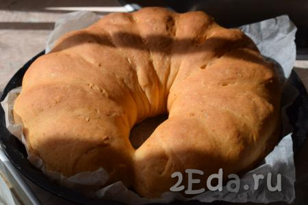 Хлеб хорошо поднимется при выпечке, станет, благодаря паприке, аппетитного оранжевого цвета. Снимаем хлеб с противня и даём ему отлежаться, накрыв полотенцем, минут 30. Хлеб "отойдёт" и станет очень мягким.