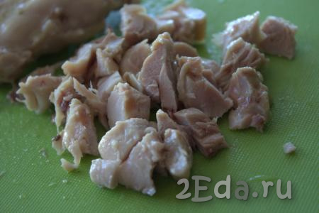 Варёное куриное мясо охладить (можно, при желании, оставить остывать и в бульоне), а затем нарезать на небольшие кубики.