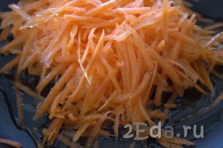 Очистить и натереть на тёрке морковь, затем выложить в сковороду, разогретую с растительным маслом.