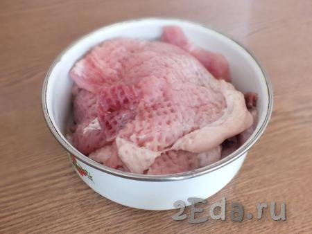 Отбитые кусочки свинины сложите в миску и отставьте в сторону.