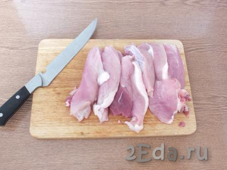 Приготовление свинины по-степному начните с подготовки мяса. Свинину вымойте, обсушите бумажным полотенцем. Нарежьте на куски размером с ладонь, толщиной 1-1,5 см.