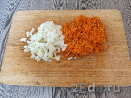 На мелкой тёрке натрите очищенную морковь. Очищенный лук нарежьте мелкими кубиками. Когда суп с кусочками индейки и картошкой проварится 15 минут, добавьте к ним лук с морковкой, доведите до кипения, а затем продолжайте варить суп 15 минут на среднем огне, посолите по вкусу.