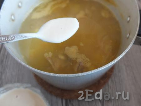 Убавьте огонь до минимума. Опустите чайную ложку в суп, чтобы она стала горячей, затем зачерпните чайной ложечкой тесто для клецек и опустите тесто в суп. Таким образом сформируйте все клёцки, опуская чайную ложку с тестом в суп. Столовой ложкой лучше не зачерпывать тесто, потому как клёцки разбухнут в процессе варки и будут очень большими. Когда выложите все клёцки, прибавьте огонь до среднего.