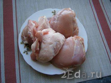 С куриных бёдер снять шкуру, свинину нарезать.