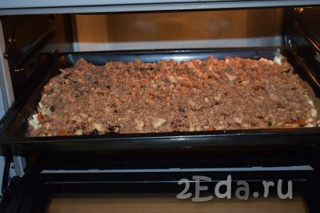 Отправляем насыпное печенье с вареньем, яблоками и сухофруктами в разогретую духовку и выпекаем при температуре 180 градусов, примерно, 40-45 минут.