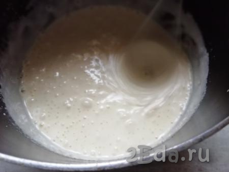 Для приготовления теста смешать яйца с сахаром и солью, взбить с помощью миксера до густой, белой пены. В зависимости от мощности миксера процесс может занять от 5 до 15 минут.