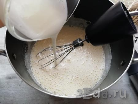 Следом добавить к яично-сахарной массе кефир, взбить миксером до однородности.