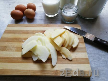 Затем нарезать яблоки на тонкие дольки. Нарезанные яблоки, чтобы они не потемнели, можно сбрызнуть соком лимона.