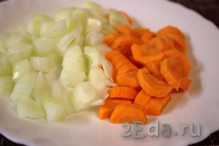 Репчатый лук очистить, помыть, нарезать на средние кубики. Очищенную морковь нарезать полукружочками.
