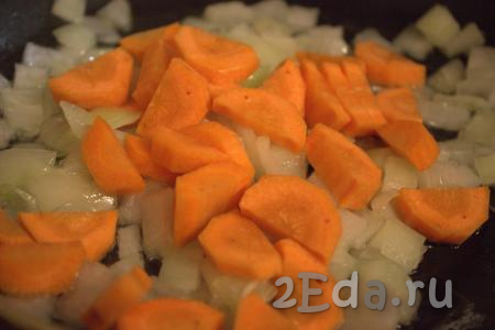 Затем в сковороду к луку добавить нарезанную морковь, хорошо перемешать и обжаривать овощи минут 5, не забывая помешивать.