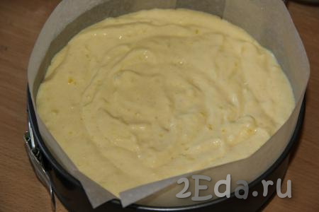 Дно и бока формы для выпечки (я взяла форму диаметром 22 см), застелить бумагой для выпечки, выложить тесто.