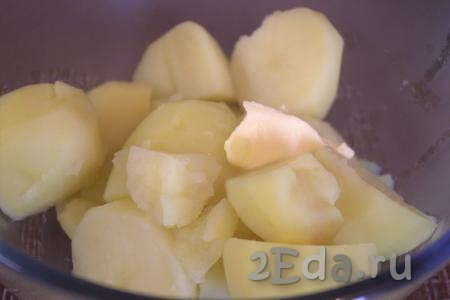 С готовой картошки слить полностью жидкость, добавить сливочное масло, тщательно перемешать и при помощи толкушки размять картофель в пюре.