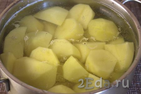 Картошку вымыть, очистить. Если клубни крупные, разрежьте их на несколько частей. Поместить картошку в кастрюлю, полностью залить холодной водой, посолить, а затем варить на среднем огне до готовности (минут 25-30).