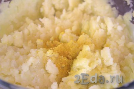 В картофельное пюре добавить куркуму, перемешать и дать полностью остыть.