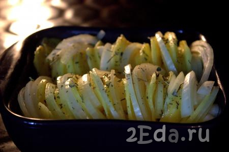 Запекать картошку с луком в заранее разогретой до 180 градусов духовке 40-45 минут (до готовности картофеля и приобретения золотистого цвета - продолжительность запекания зависит от сорта картошки).