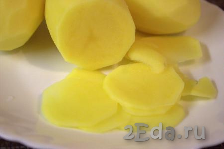 Картошку вымыть и очистить, нарезать тонкими кружочками (толщиной, примерно,  2-3 миллиметра).