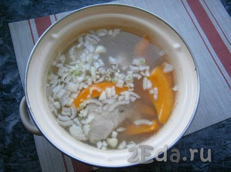 Очистить репчатый лук, мелко нарезать и сразу отправить в суп, влить рафинированное растительное масло. Варить куриный суп с тыквой ещё 15-20 минут.