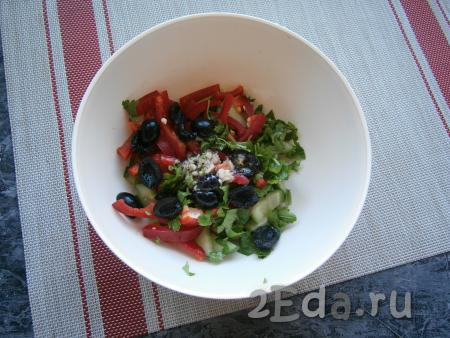 В салат из болгарского перца, петрушки и свежих огурцов добавить разрезанные на 2 половинки оливки, влить заправку.