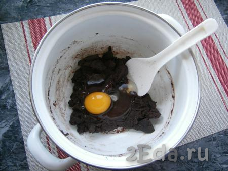 Дать заварной смеси остыть до 40-50 градусов и ввести в неё, по одному, сырые яйца. Каждое яйцо нужно тщательно вмешать в смесь до однородности. Делать это просто и удобно миксером на низких оборотах.