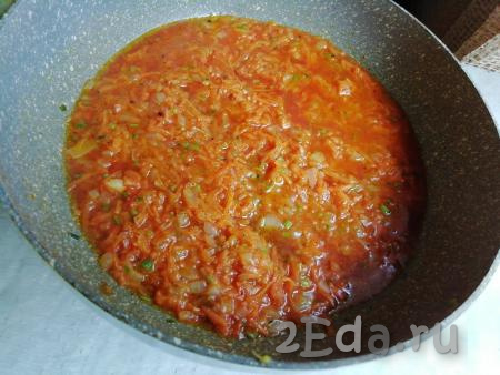 В отдельной ёмкости соединить томатную пасту, соль, специи, влить воду, тщательно перемешать получившийся соус. Когда морковка с овощами станут достаточно мягкими, влить в сковороду соус, дать закипеть.