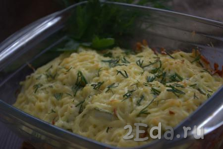 Готовое блюдо достать из духовки и подавать к столу в горячем виде с салатом из свежих овощей или соленьями.