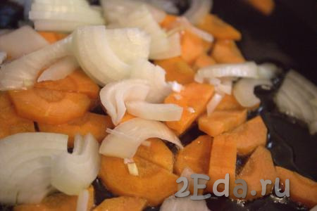 В сковороду (или сотейник) влить растительное масло, выложить морковь и, помешивая, обжарить в течение 1-2 минут на среднем огне, затем выложить лук и, иногда перемешивая, обжарить овощи, примерно, 4-5 минут.