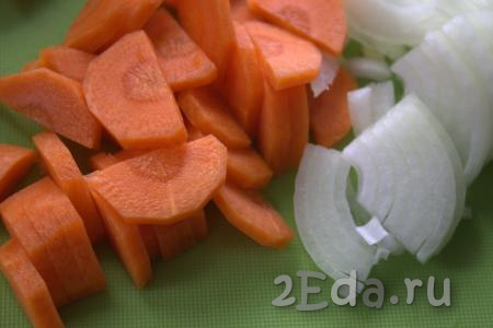 Морковь очистить и нарезать полукружочками. Луковицу очистить и нарезать произвольно (я нарезала четверть кольцами).