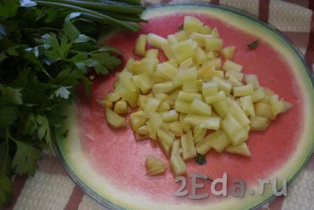 Болгарский перец очищаем от плодоножки и семян, нарезаем на полоски.