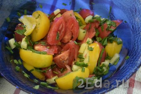 Нарезанные огурцы, помидоры, болгарский перец, зеленый лук и зелень складываем в салатник, перемешиваем салат.