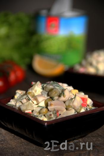 Вкусный и нежный салат с кальмарами, крабовыми палочками и огурцами можно сразу подать к столу.