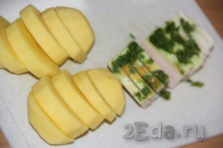 Сало нарезать на пластинки. Картофель разрезать на кружочки толщиной, примерно, 0,5 см.