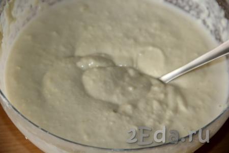 Перемешать тесто ложкой. Тесто для приготовления лепёшек из варёной картошки должно получиться не очень густым, как на оладьи. 