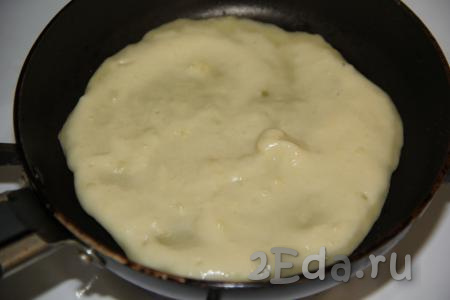 Сковороду (я выпекала картофельные лепёшки на сковороде диаметром 10 см) смазать растительным маслом, разогреть, выложить 2 столовые ложки теста и распределить равномерно по всей поверхности сковороды. 