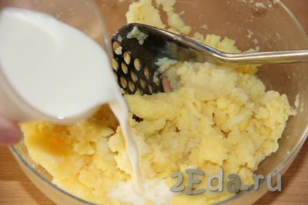 Растолочь картофель толкушкой, добавить горячие сливки (или молоко).