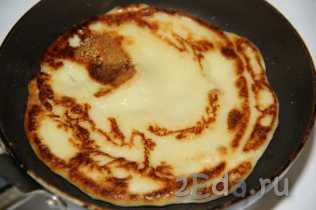 Лепёшку из варёного картофеля жарить на сковороде на среднем огне с двух сторон до золотистого цвета. Затем готовую лепёшечку переложить на тарелку. Аналогично постепенно пожарить все лепёшки, выкладывая их друг на друга на тарелку.