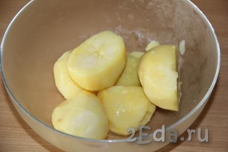Очищенный картофель, отваренный заранее, (можно и специально для этого блюда отварить очищенную картошку в течение 20-25 минут с момента закипания) выложить в глубокую миску.