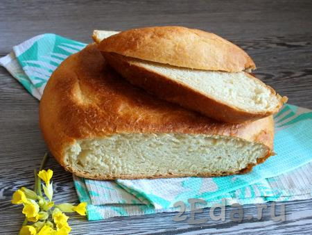 Хлеб, замешанный на кефире и воде и испечённый в мультиварке, получается вкусным, воздушным, имеет равномерную, красивую корочку. Полностью охладить такой хлебушек удаётся не всегда, ведь его аромат так и притягивает, а значит устоять, не отрезав кусочек, практически невозможно! Обязательно приготовьте хлеб по этому рецепту!