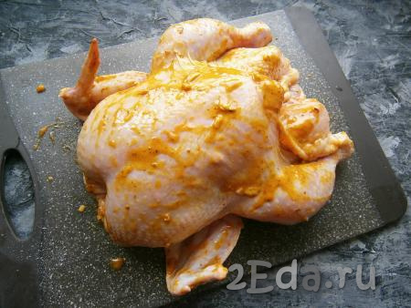 Тщательно растереть и перемешать получившуюся массу до состояния соуса. Смазать этим соусом курицу внутри и снаружи.