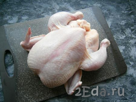 Тушку курицы хорошо вымыть, обсушить внутри и снаружи.
