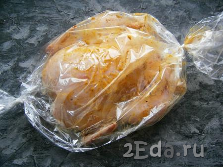 Поместить тушку курицы целиком в пакет для запекания, тщательно перевязать концы с двух сторон.