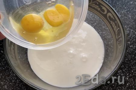 В другой глубокой тарелке смешиваем жидкие ингредиенты: кефир, майонез, сырые яйца. Просто перемешиваем хорошо венчиком, взбивать не нужно.