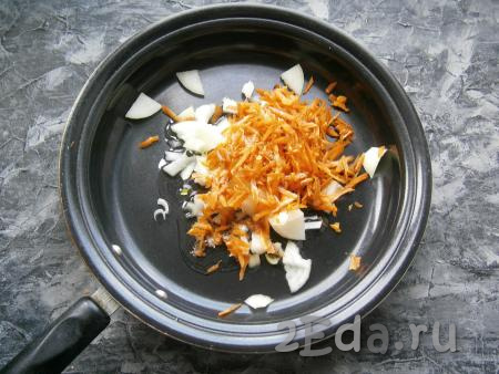 Лук, кабачок (если шкурка у кабачка тоненькая, её можно и не очищать) и морковку очистить. Нарезать луковицу небольшими кусочками, натереть на крупной тёрке морковку, выложить их в сковороду, влить растительное масло.