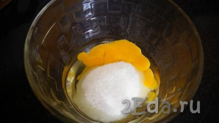 Для приготовления сметанной заливки в глубокую миску разбиваем 2 яйца, всыпаем сахар и ванильный сахар.