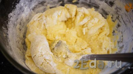 Теперь, добавляя понемногу муку в яично-масляную смесь, замешиваем тесто ложкой.