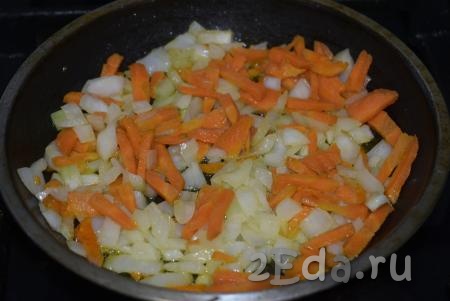 Разогреваем растительное масло на сковороде, выкладываем нарезанные морковку и лук, обжариваем на слабом огне, помешивая, до прозрачности лука (примерно, минут 5).