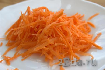 Натереть на крупной тёрке вымытую и очищенную сырую морковь.