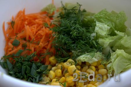 В миске соединить нарезанную пекинскую капусту, измельчённые укроп и зелёный лук, натёртую морковку, добавить консервированную кукурузу без жидкости.