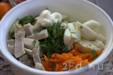 В миске соединить нарезанную свинину, яйца, свежие огурчики, корейскую морковь и зелень, заправить салат майонезом, если нужно, посолить и приправить по вкусу, тщательно перемешать.