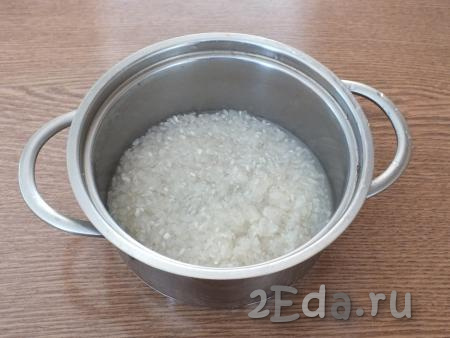 Промойте рис до прозрачной воды, переложите в кастрюлю.