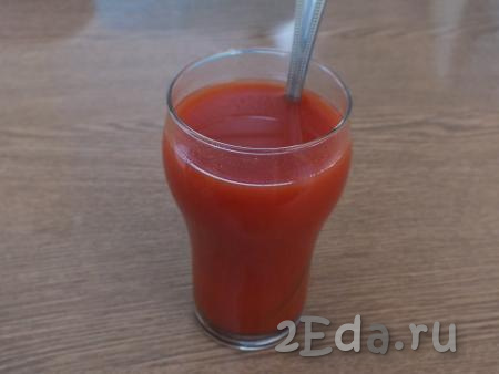 В стакан объёмом 200 мл выложите 1 столовую ложку с верхом томатной пасты, долейте тёплую воду до верха стакана, перемешайте. Подсолите по вкусу.